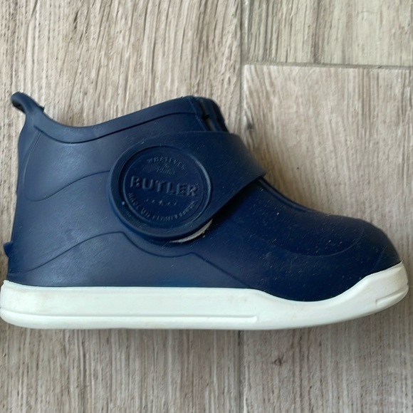 Butler kids Size 9 with booties and rubber outer layer. - Picture 1 of 5
